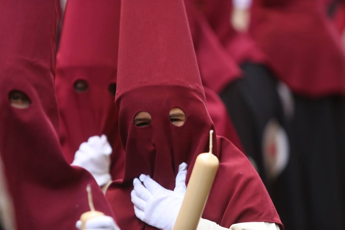 La cofradía de la Sentencia sale de la Merced para recorrer las calles de Cádiz