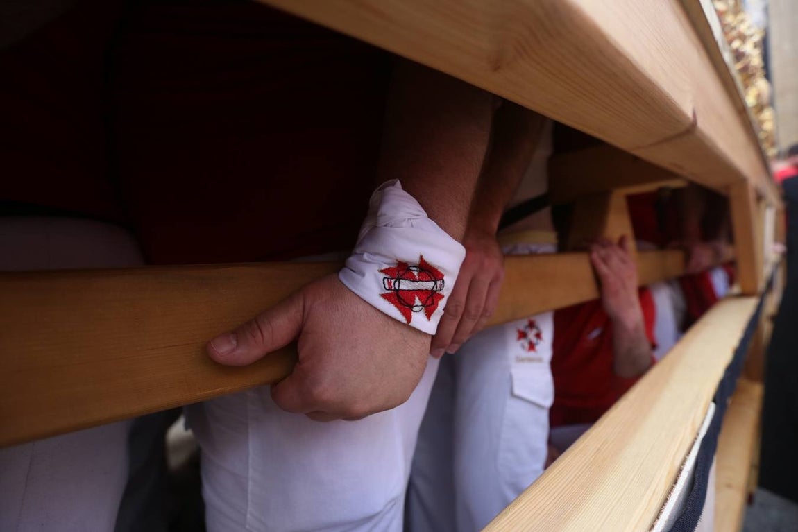 La cofradía de la Sentencia sale de la Merced para recorrer las calles de Cádiz