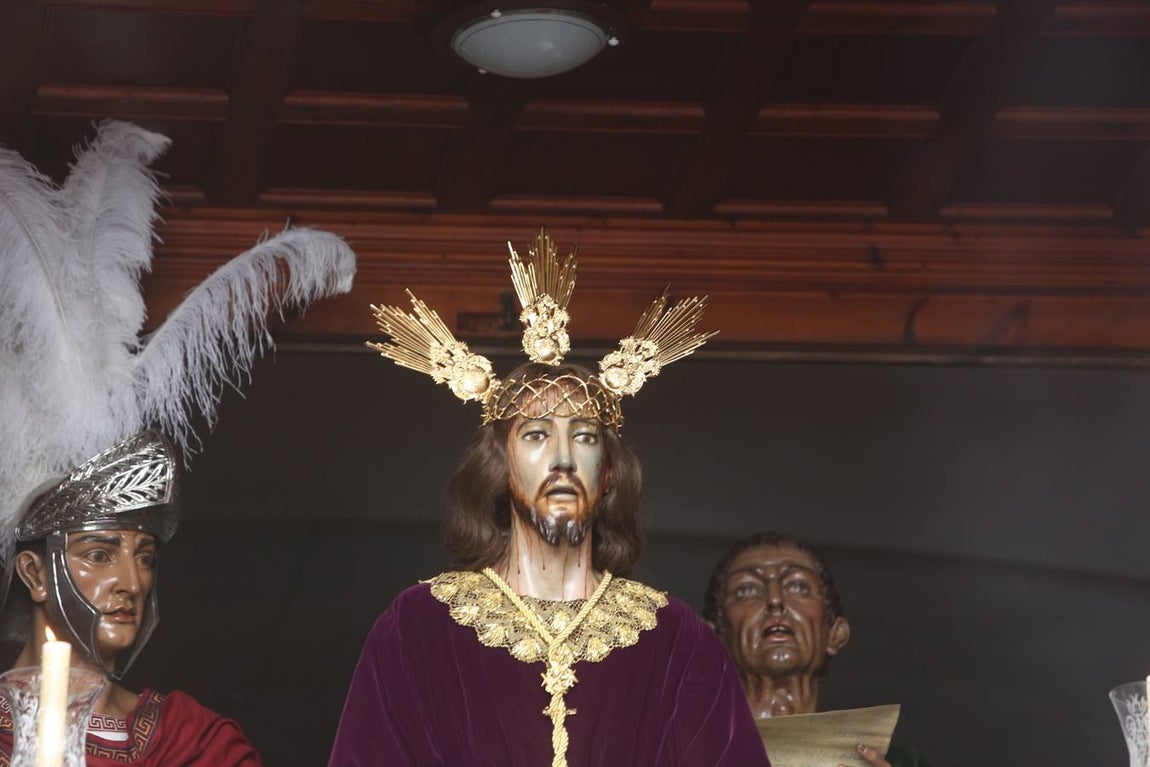 La cofradía de la Sentencia sale de la Merced para recorrer las calles de Cádiz