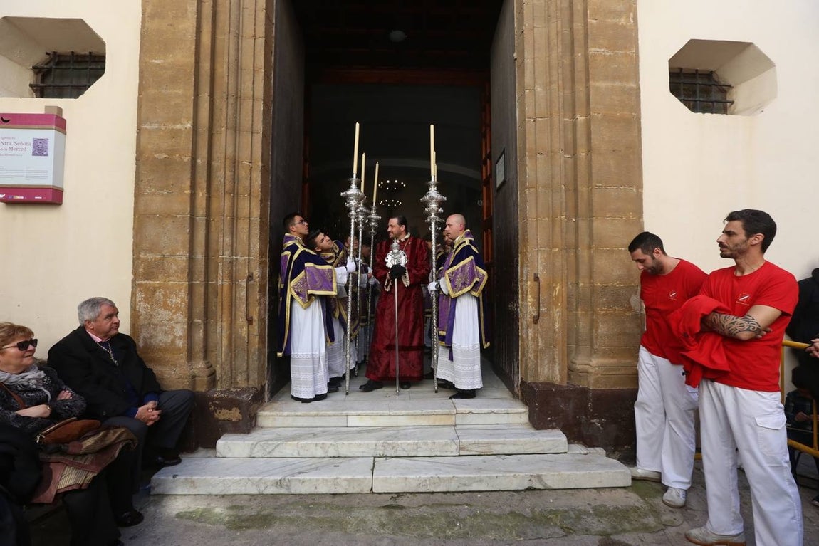 La cofradía de la Sentencia sale de la Merced para recorrer las calles de Cádiz
