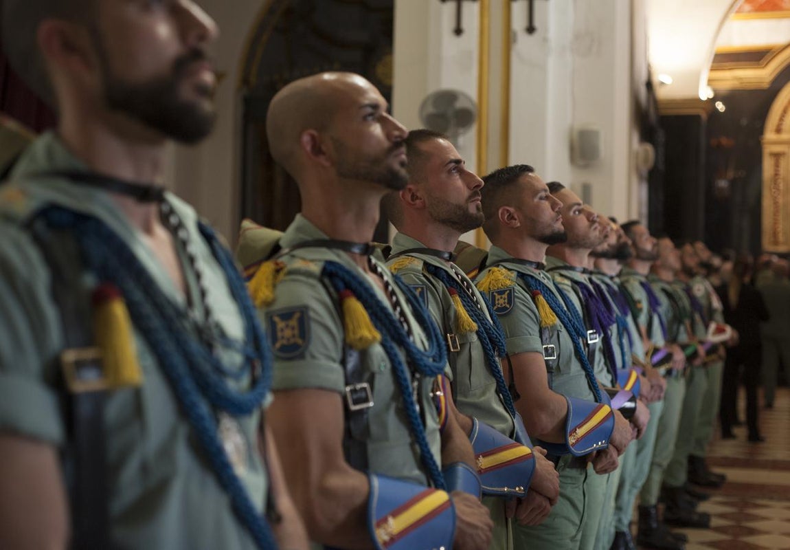 Los legionarios trasladan el Cristo de la Buena Muerte, en imágenes