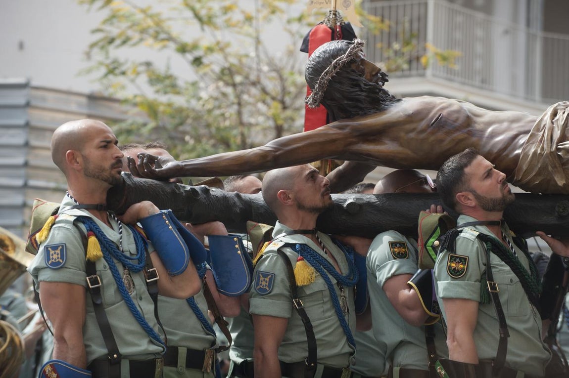 Los legionarios trasladan el Cristo de la Buena Muerte, en imágenes