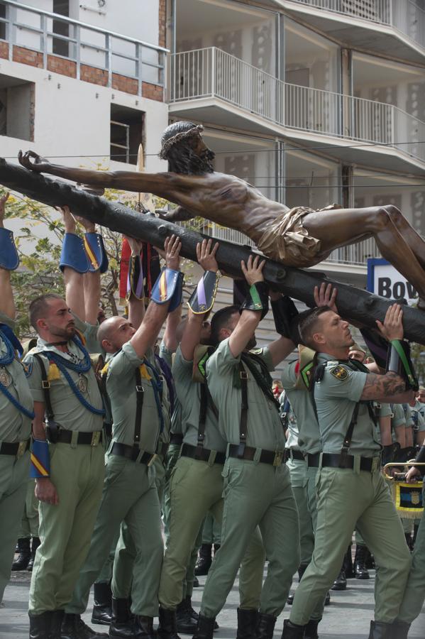 Los legionarios trasladan el Cristo de la Buena Muerte, en imágenes