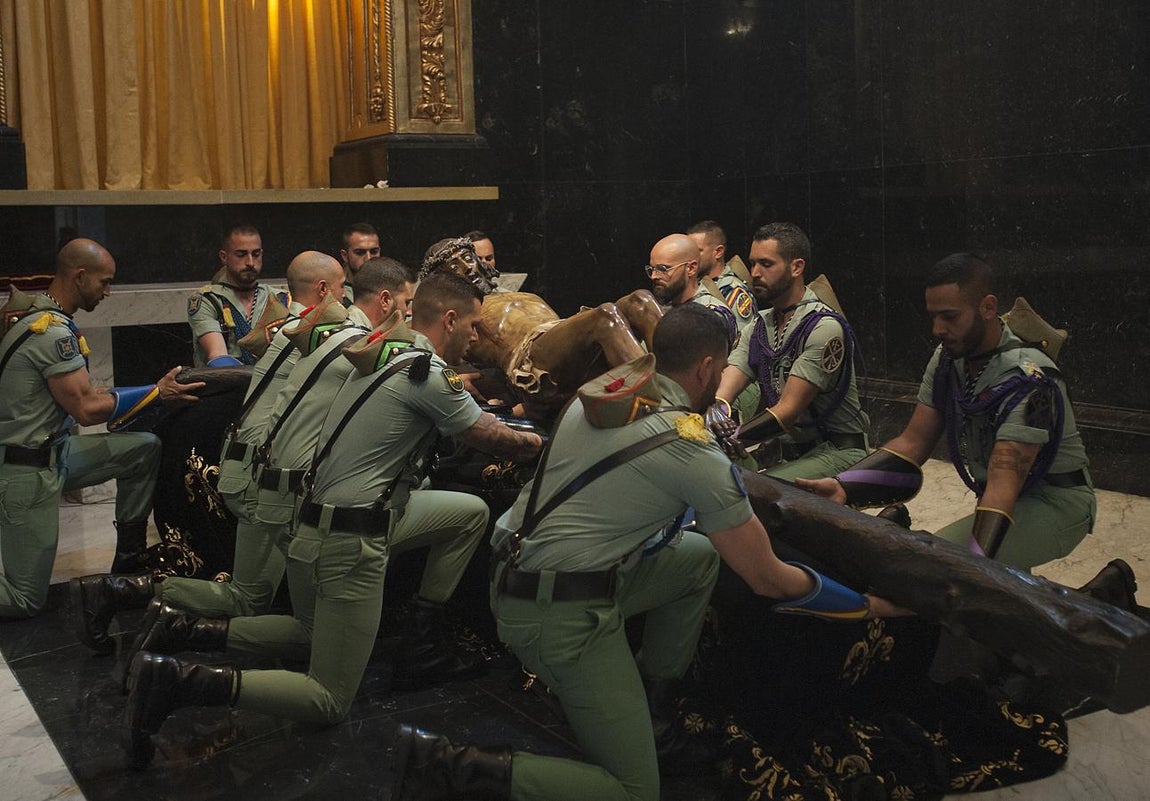 Los legionarios trasladan el Cristo de la Buena Muerte, en imágenes