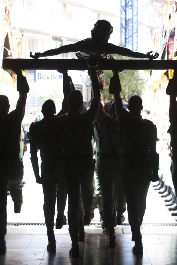 Los legionarios trasladan el Cristo de la Buena Muerte, en imágenes