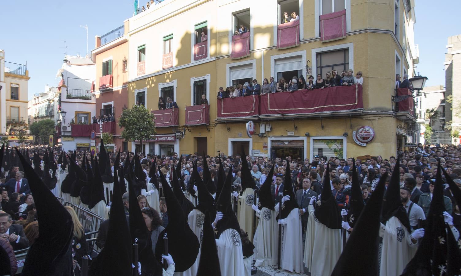 En fotos, Montesión en la Semana Santa de Sevilla 2018