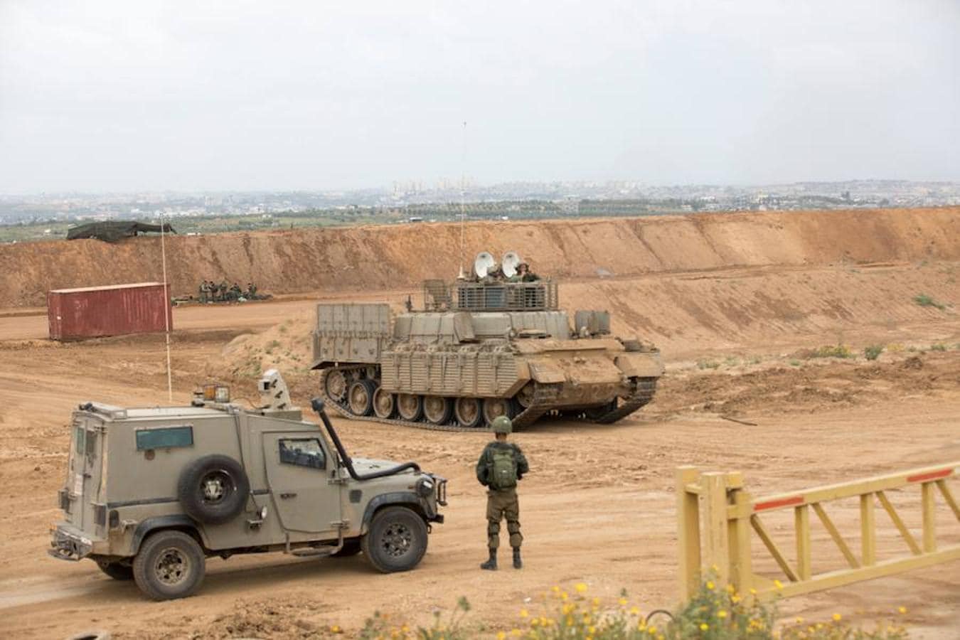 Soldados israelíes vigilan desde un tanque cerca de Nir Am. 