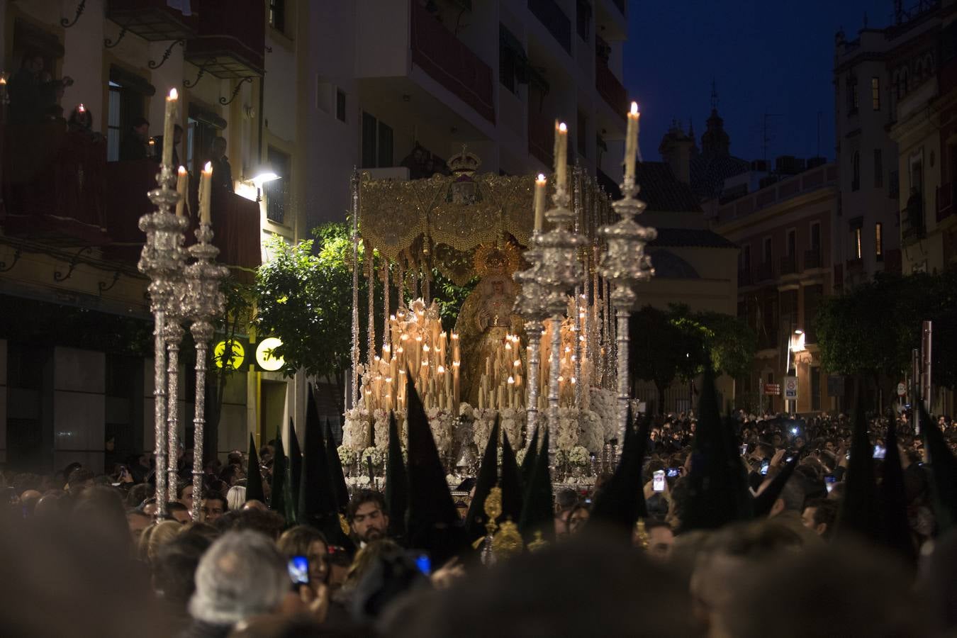 Las estampas de la Hermandad de La Macarena en la Madrugada