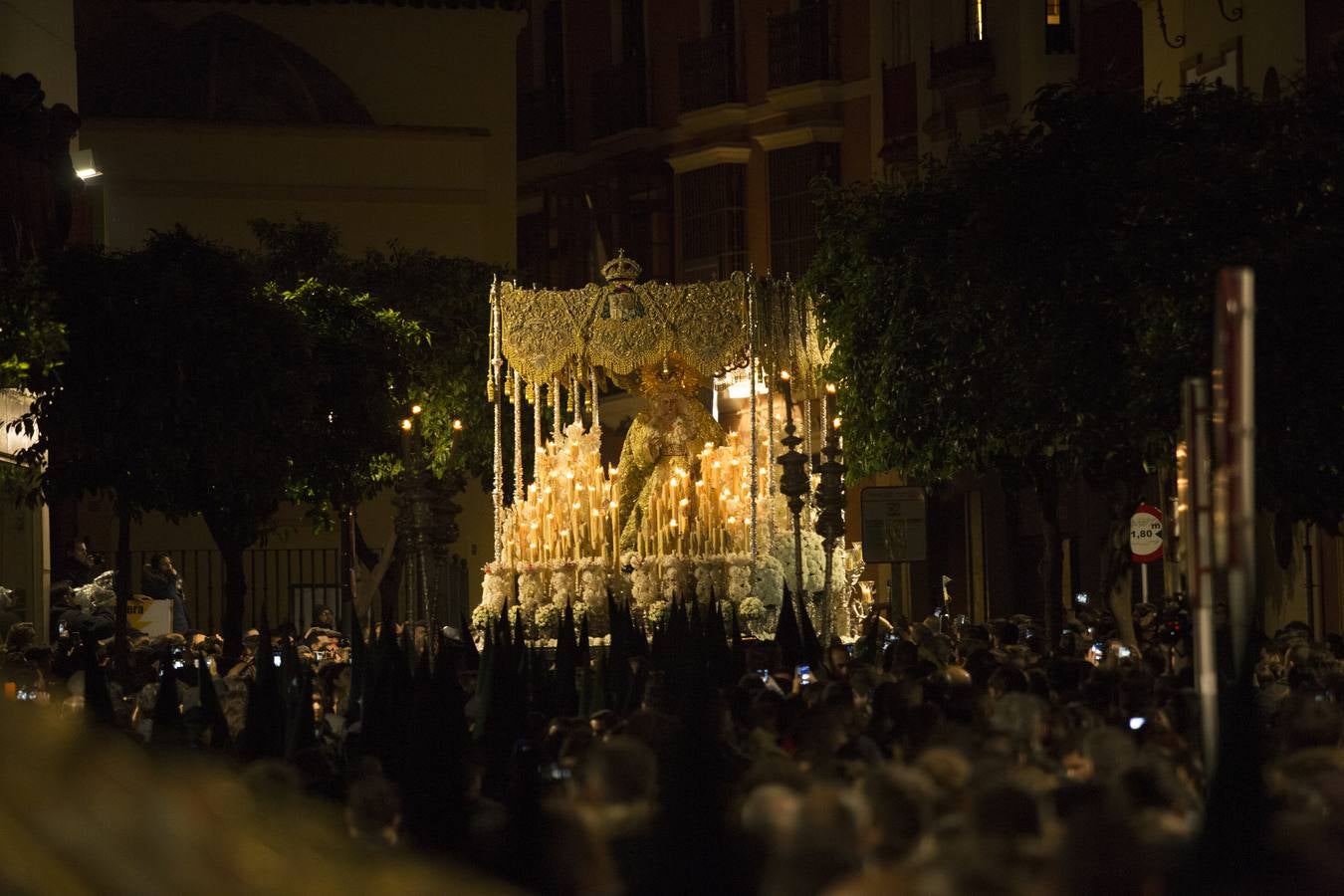 Las estampas de la Hermandad de La Macarena en la Madrugada