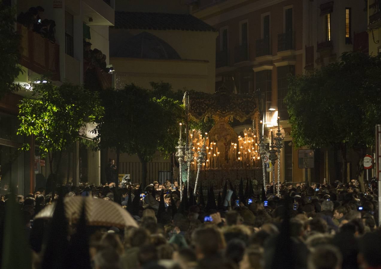 Las estampas de la Hermandad de La Macarena en la Madrugada