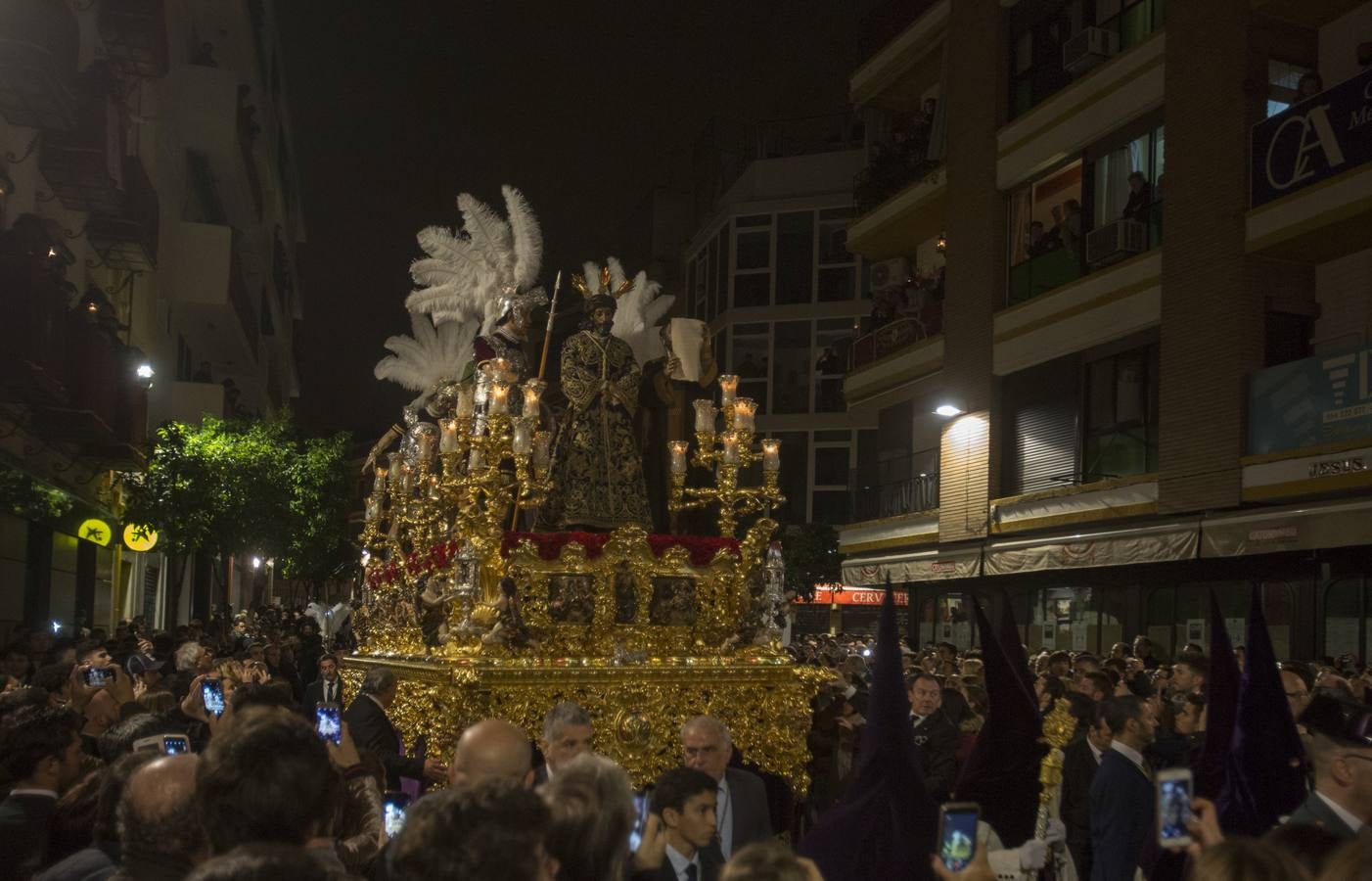 Las estampas de la Hermandad de La Macarena en la Madrugada