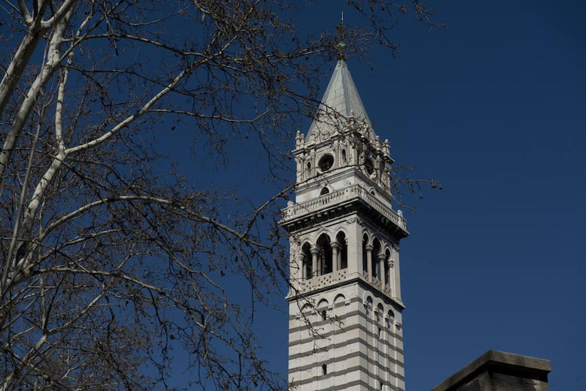 2.. La torre-campanile se erigió en una primera fase junto al Panteón de Hombres Ilustres (Calle Julián Gayarre, 3)