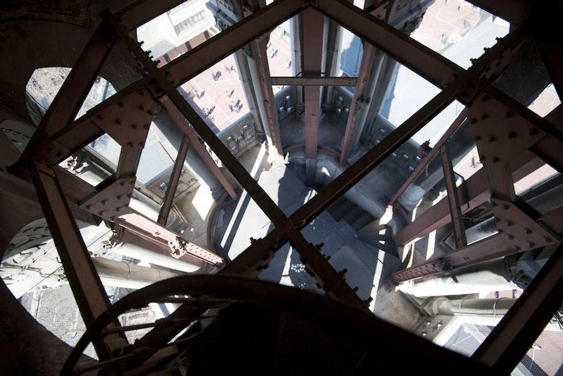 12.. La estructura de hierro iba a servir para colgar las campanas