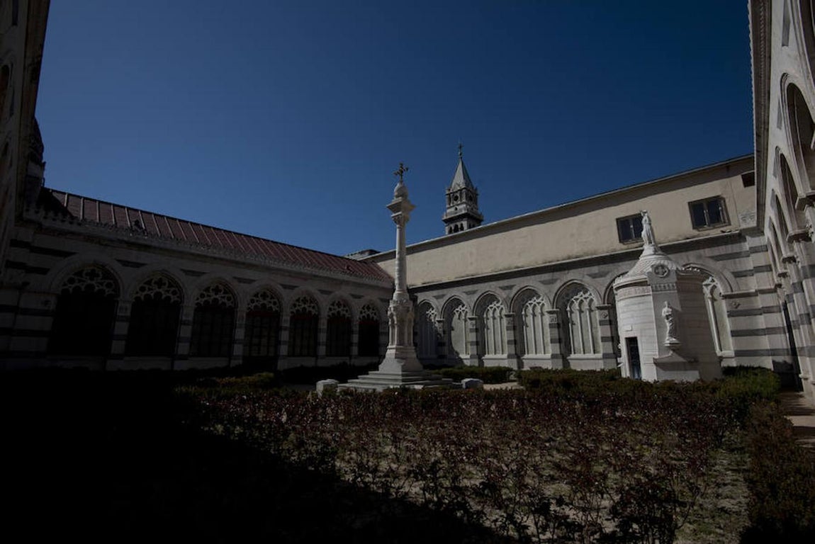 6.. Desde el claustro del Panteón se observa la parte superior del campanile