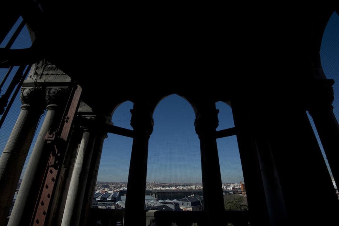 9.. Los edificios de la Renfe, recién restaurados, se pueden ver desde las ventanas del campanile