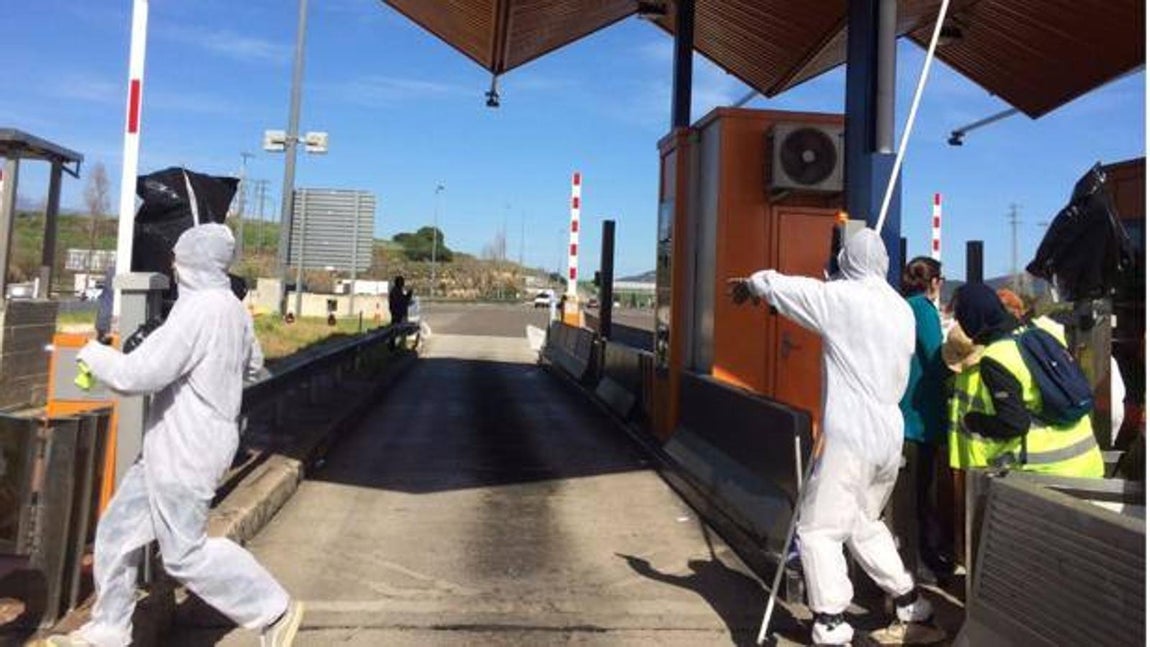 Miembros de las CDR boicoteando la autopista. 