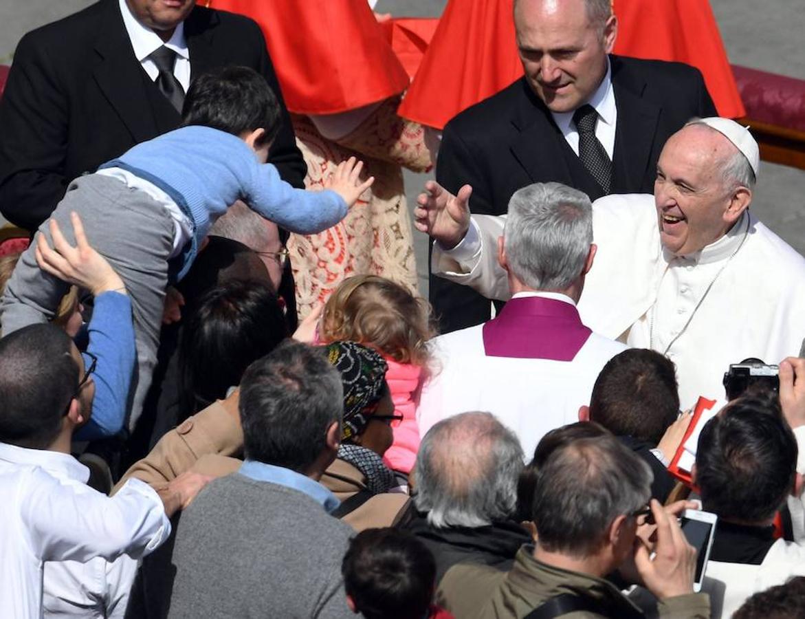 Francisco leyó un mensaje de Pascua desde la logia central de la basílica de San Pedro del Vaticano, donde también impartió la bendición "Urbi et Orbi" (A la ciudad y al mundo), momentos después de presidir la misa del Domingo de Resurrección en la plaza de San Pedro del Vaticano. 