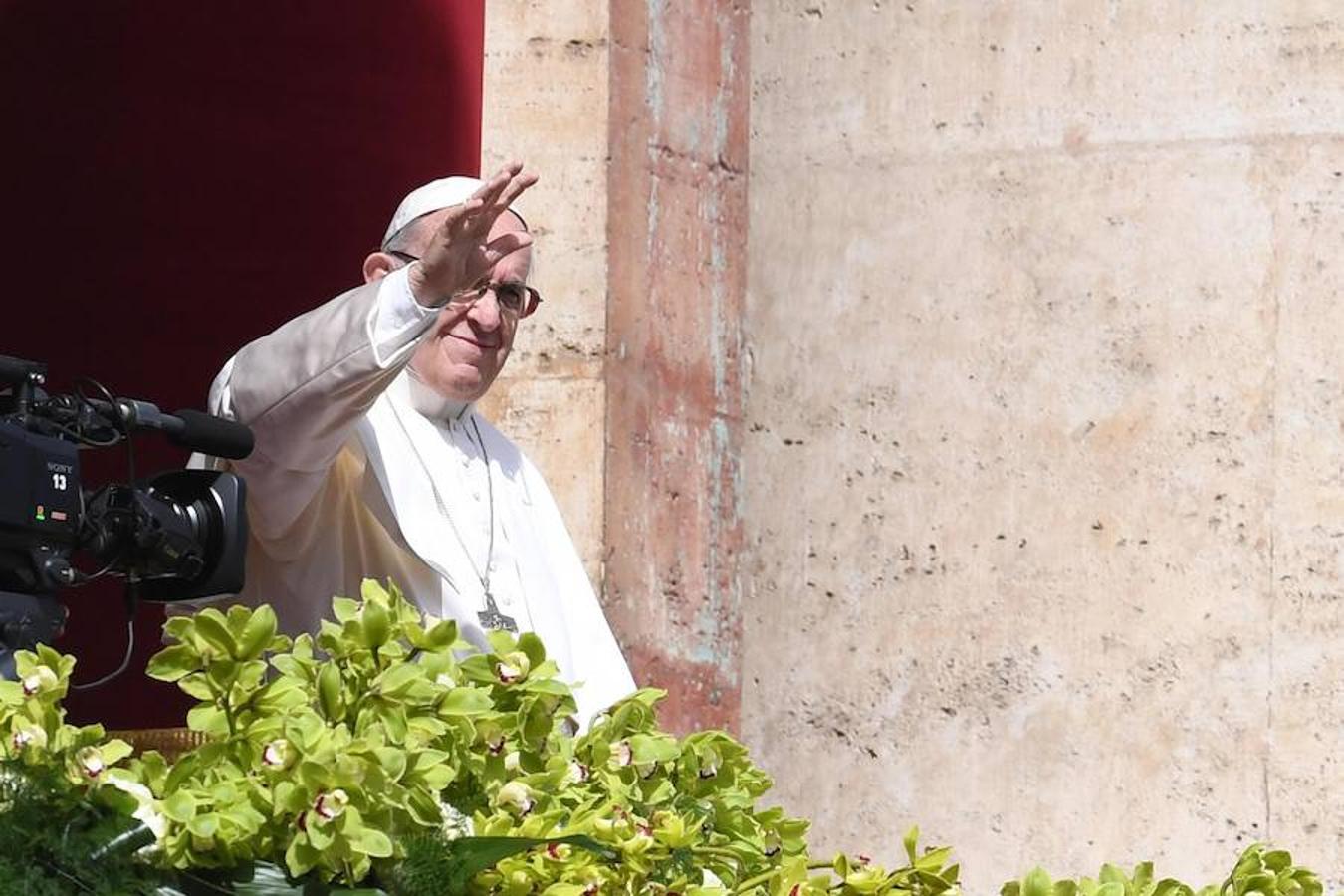 Francisco leyó un mensaje de Pascua desde la logia central de la basílica de San Pedro del Vaticano, donde también impartió la bendición "Urbi et Orbi" (A la ciudad y al mundo), momentos después de presidir la misa del Domingo de Resurrección en la plaza de San Pedro del Vaticano. 