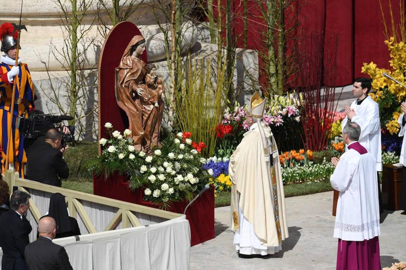 Francisco leyó un mensaje de Pascua desde la logia central de la basílica de San Pedro del Vaticano, donde también impartió la bendición "Urbi et Orbi" (A la ciudad y al mundo), momentos después de presidir la misa del Domingo de Resurrección en la plaza de San Pedro del Vaticano. 