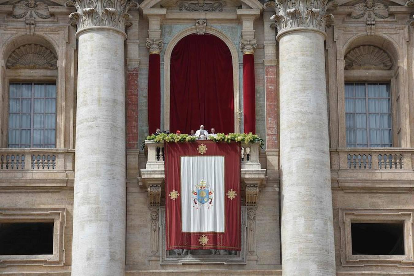 Francisco leyó un mensaje de Pascua desde la logia central de la basílica de San Pedro del Vaticano, donde también impartió la bendición "Urbi et Orbi" (A la ciudad y al mundo), momentos después de presidir la misa del Domingo de Resurrección en la plaza de San Pedro del Vaticano. 