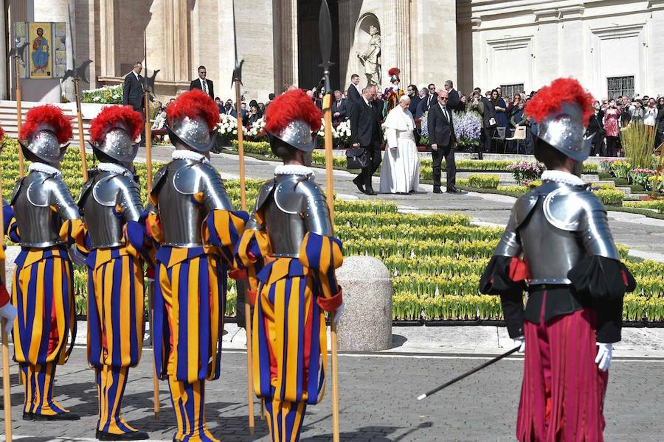 Francisco leyó un mensaje de Pascua desde la logia central de la basílica de San Pedro del Vaticano, donde también impartió la bendición "Urbi et Orbi" (A la ciudad y al mundo), momentos después de presidir la misa del Domingo de Resurrección en la plaza de San Pedro del Vaticano. 