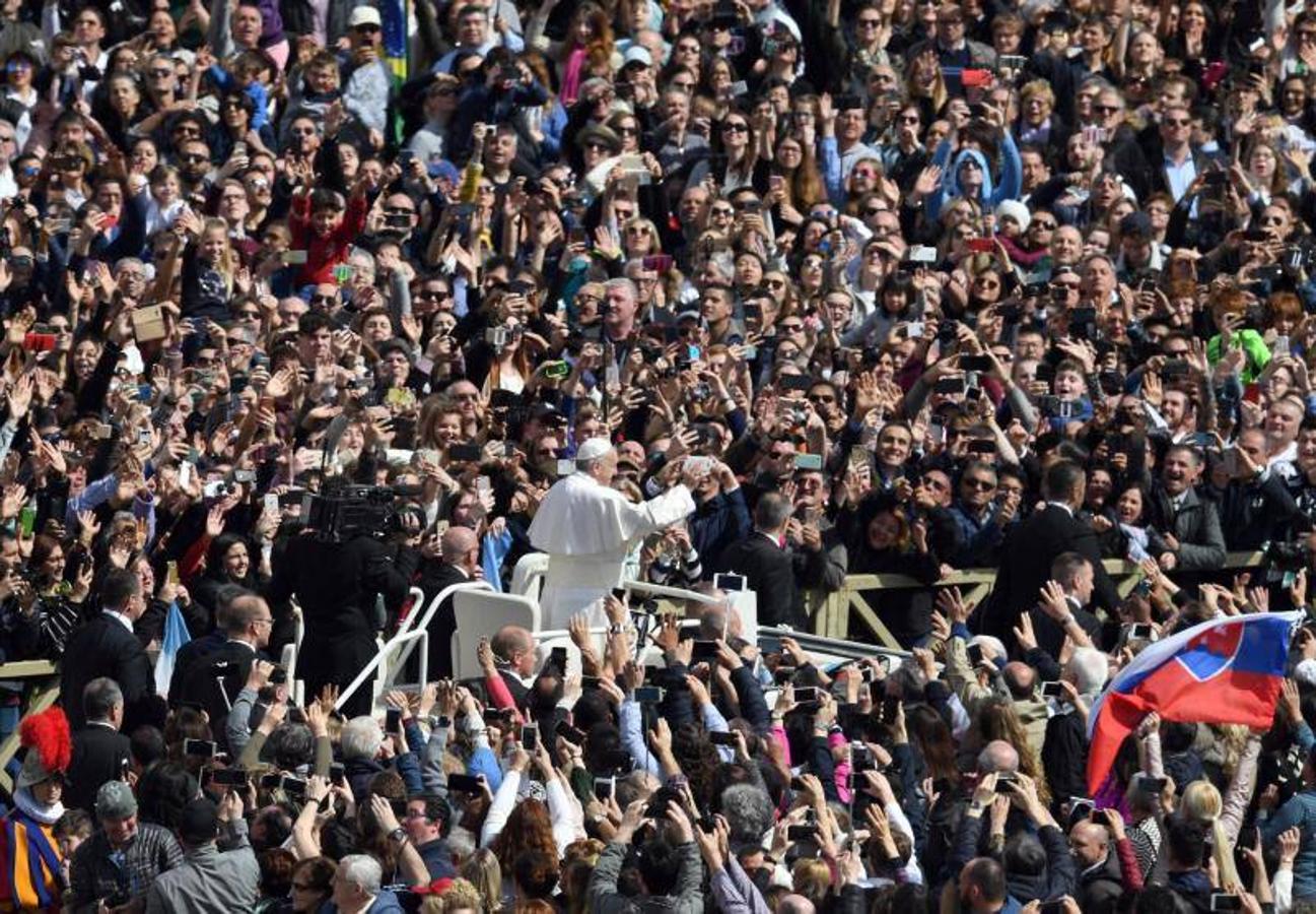 Francisco leyó un mensaje de Pascua desde la logia central de la basílica de San Pedro del Vaticano, donde también impartió la bendición "Urbi et Orbi" (A la ciudad y al mundo), momentos después de presidir la misa del Domingo de Resurrección en la plaza de San Pedro del Vaticano. 