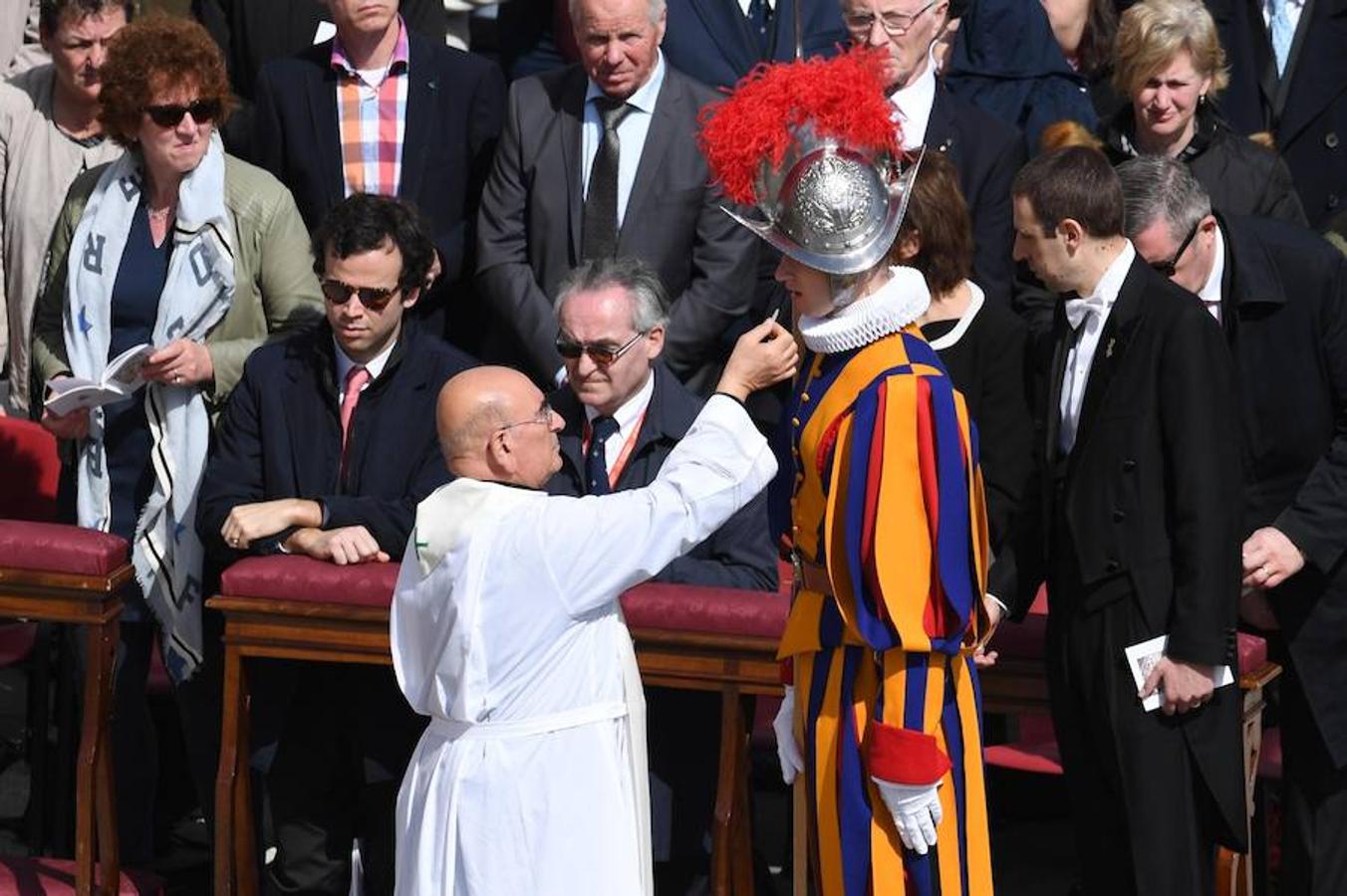 Francisco leyó un mensaje de Pascua desde la logia central de la basílica de San Pedro del Vaticano, donde también impartió la bendición "Urbi et Orbi" (A la ciudad y al mundo), momentos después de presidir la misa del Domingo de Resurrección en la plaza de San Pedro del Vaticano. 