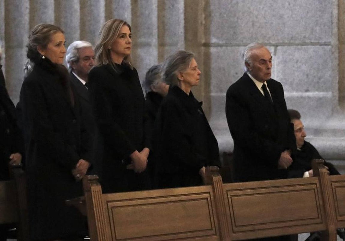 La Infanta Cristina y la Infanta Elena, durante la ceremonia. 