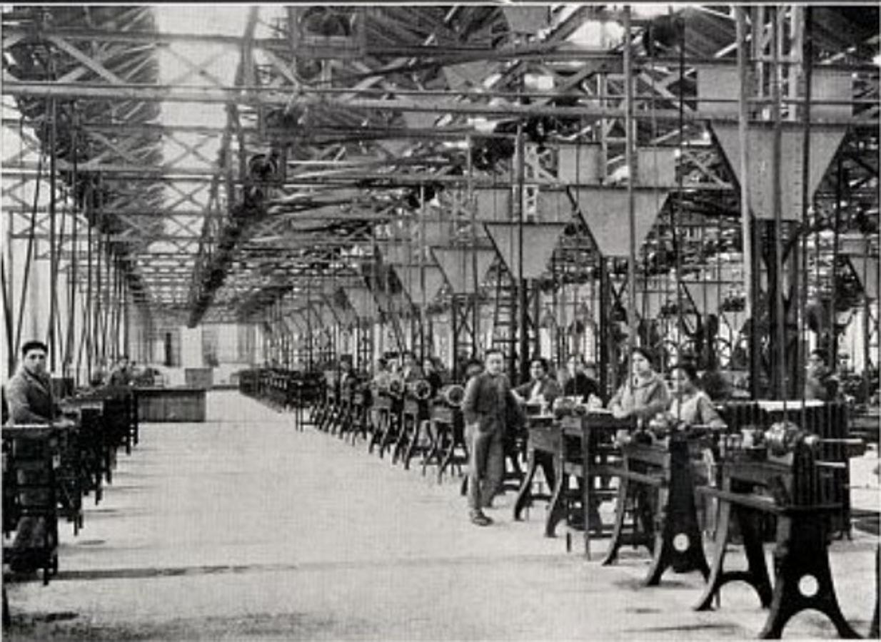 El taller de espoletas en plena producción hacia 1932 (Archivo Municipal). 