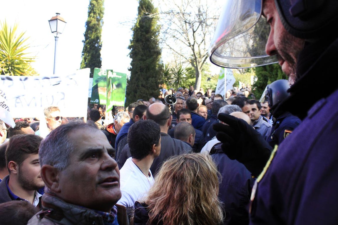 La protesta de los agricultores por la plaga de conejos, en imágenes