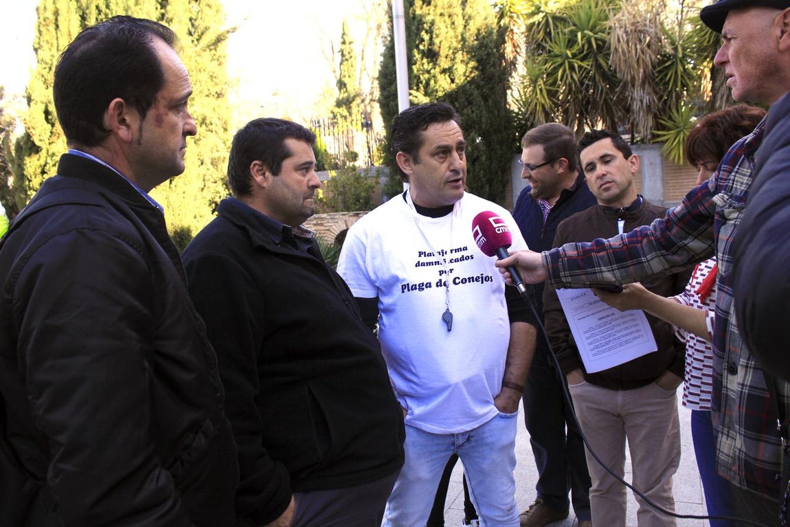 La protesta de los agricultores por la plaga de conejos, en imágenes