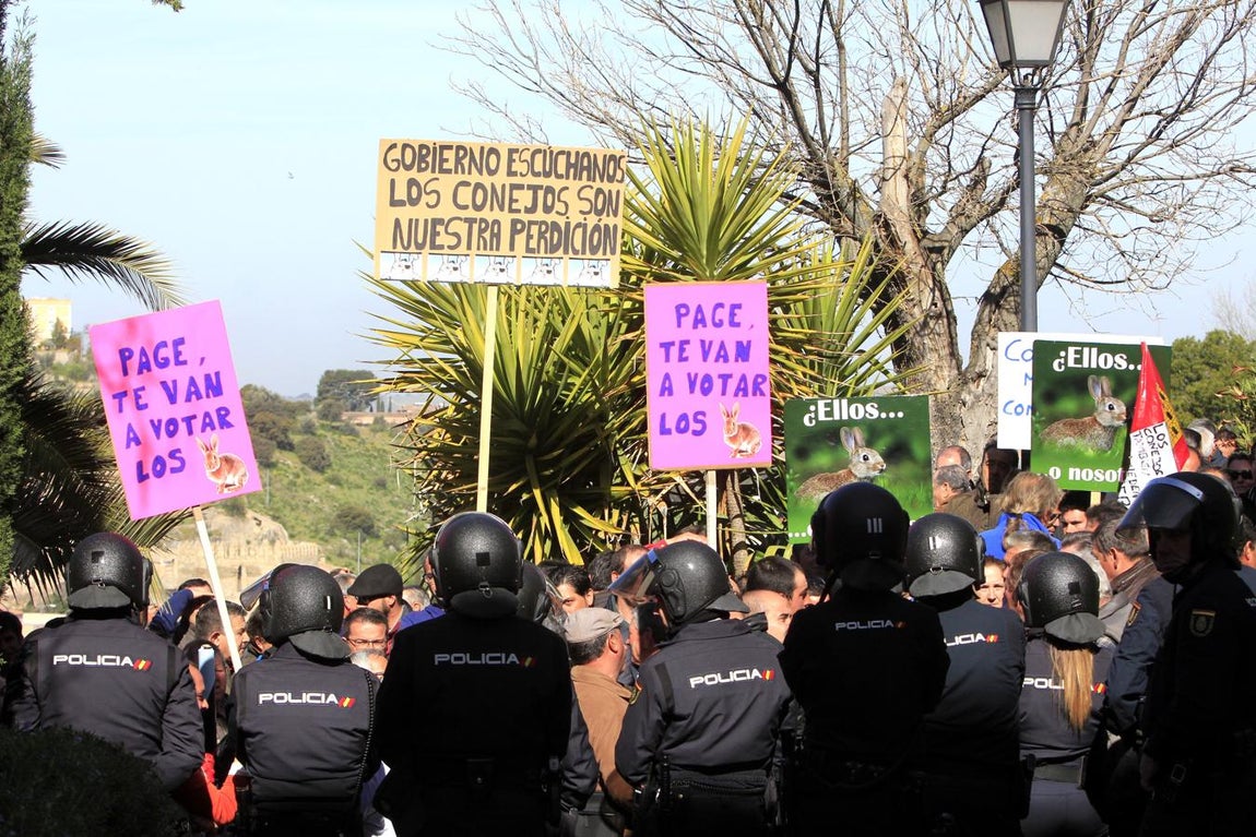 La protesta de los agricultores por la plaga de conejos, en imágenes