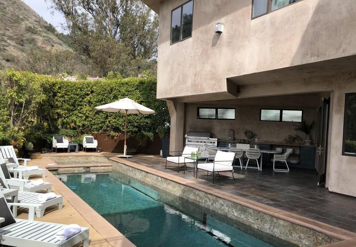 Mediterráneo Moderno. La casa, de casi 800 metros cuadrados, tiene 6 habitaciones y 9 cuartos de baño. En el exterior de la vivienda hay una alargada piscina que ofrece vistas espectaculares de la montaña. La vende por tres millones de euros