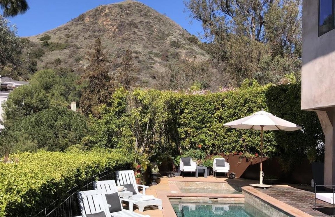 Barrio de actores. La protagonista de Mujeres Desesperadas se vende su casa en el exclusivo distrito de los Ángeles tras la compra de otra vivienda en Beverly Hills. La propiedad, construida en 2006, colinda con las fincas de rostros conocidos de la gran pantalla como Jared Leto, Ben Affleck, Jack Nicholson, Billy Idol, Meg Ryan y Justin Timberlake