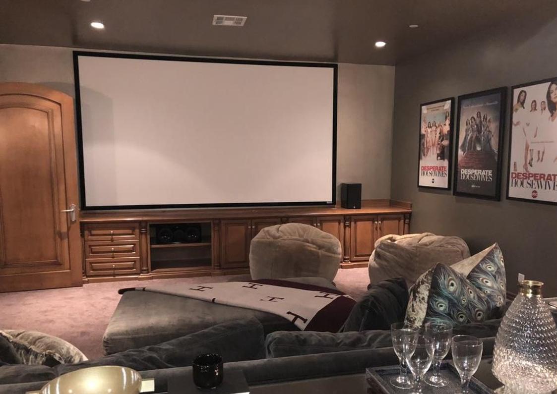 Cine. En la planta baja acomodó una acogedora sala de cine, con abundante mobiliario para almacenar películas y un cómodo sillón esquinero con chaiselong y varios puff