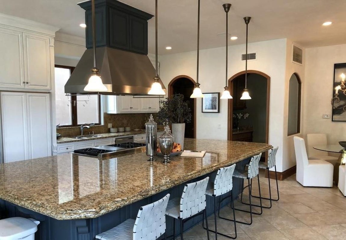 Cocina. La cocina interior, como toda la vivienda, se caracteriza por su gran tamaño. El mobiliario está hecho en madera y combina el color blanco con el azul