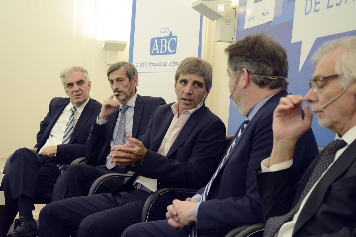 Las mejores imágenes del Foro ABC sobre la inversión en Argentina. De izquierda a derecha, el embajador de España en Argentina, Francisco Javier Sandomingo, el presidente de BBVA Francés, Martín Zarich, el ministro de Finanzas argentino, Luis Caputo, el director de ABC, Bieito Rubido y el presidente de Gas Natural Fenosa en Argentina, Horacio Cristiani