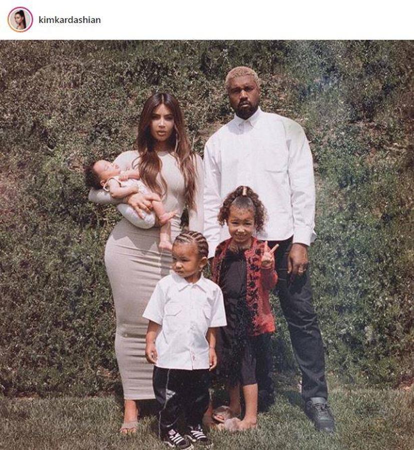 La primera foto de familia. Kim Kardashian y Kanye West posan con sus tres hijos: North, Saint y Chicago. 