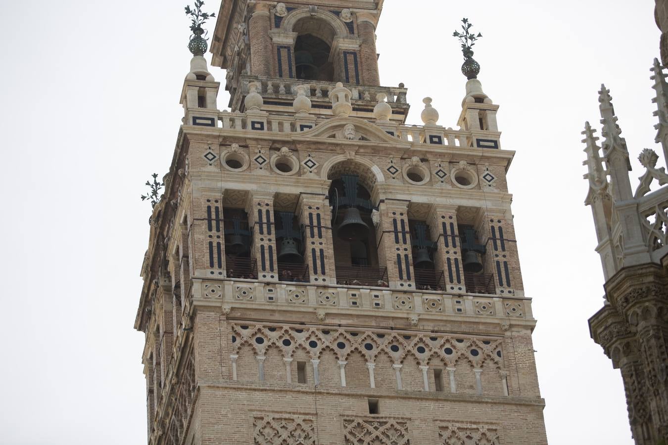 Los colores de la Giralda, un viaje del rojo al blanco