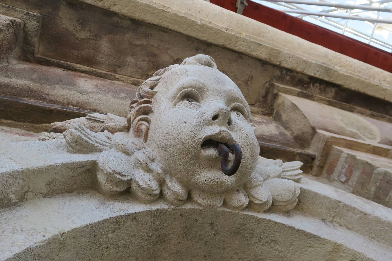 Los colores de la Giralda, un viaje del rojo al blanco