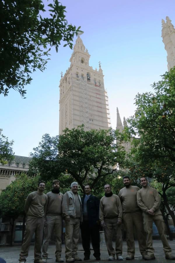 Los colores de la Giralda, un viaje del rojo al blanco