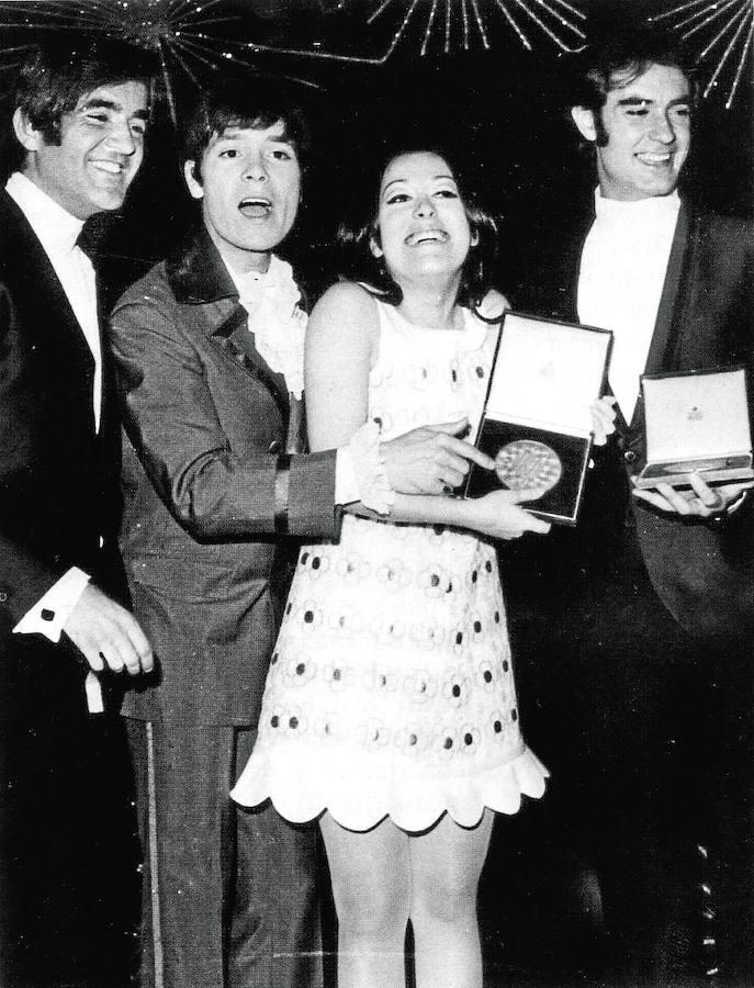 Massiel, el Dúo Dinámico y el jefe de la delegación española, recogen el premio a la mejor canción tras vencer en el festival de 1968. 