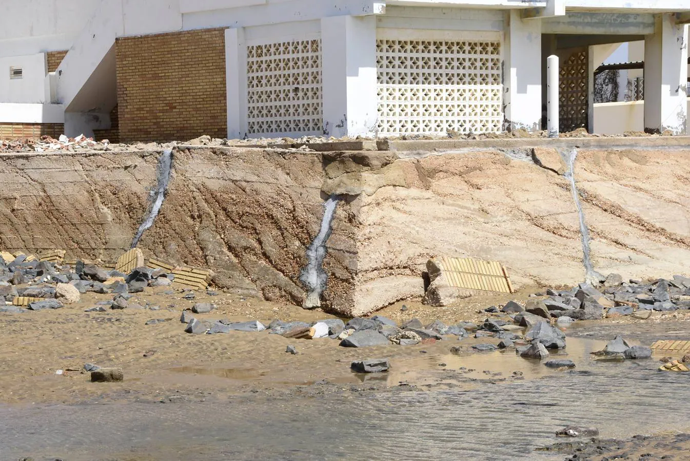 Los trabajos de reparación y el estado de las playas de La Antilla, en imágenes
