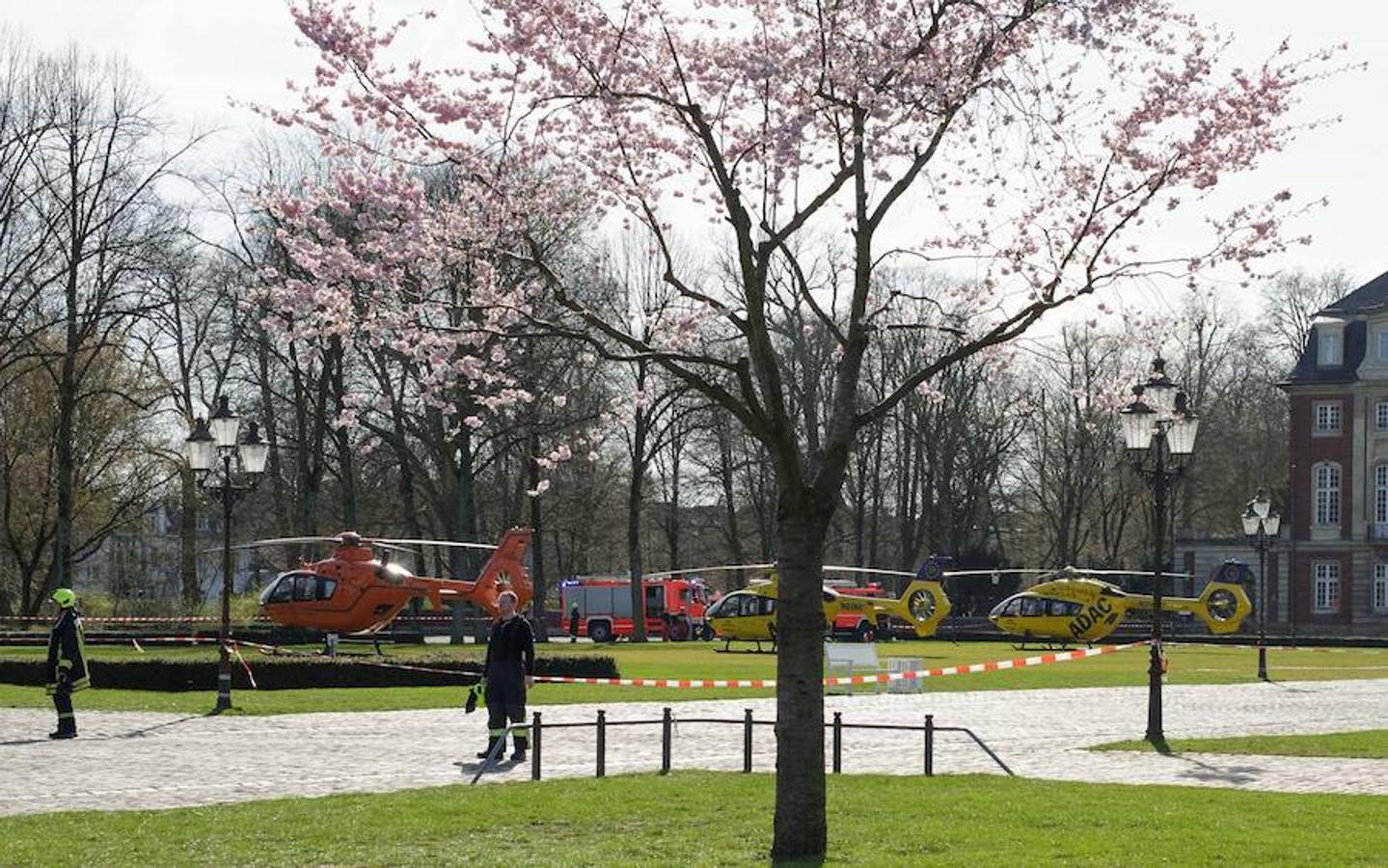 Grandes partes del centro de la ciudad están cerradas y los helicópteros de rescate están evacuando a los heridos. 