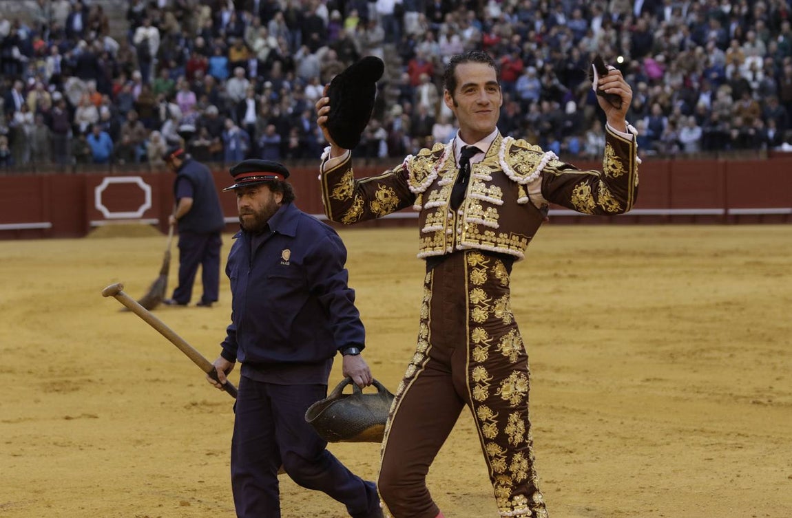 Las imágenes de la cogida de Román en la Maestranza