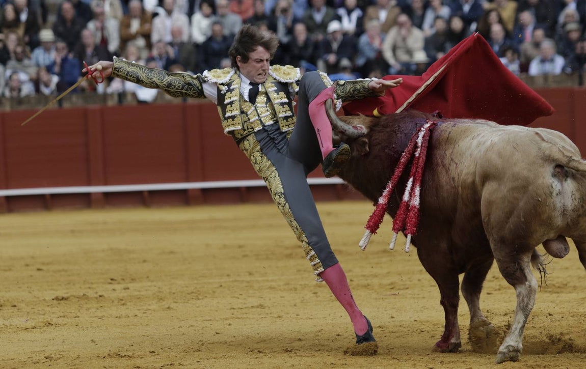 Las imágenes de la cogida de Román en la Maestranza