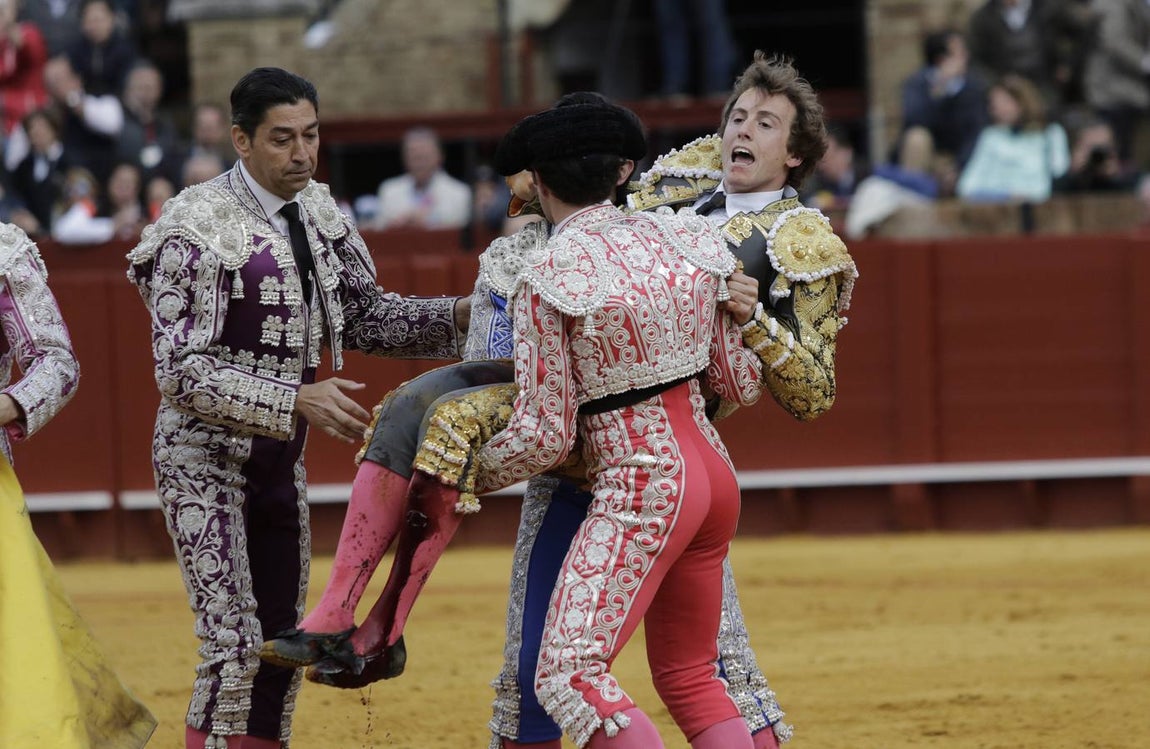 Las imágenes de la cogida de Román en la Maestranza