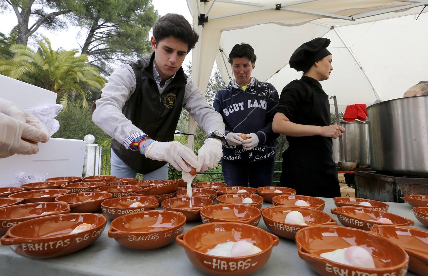 La tradición de las habas de las Ermitas de Córdoba, en imágenes