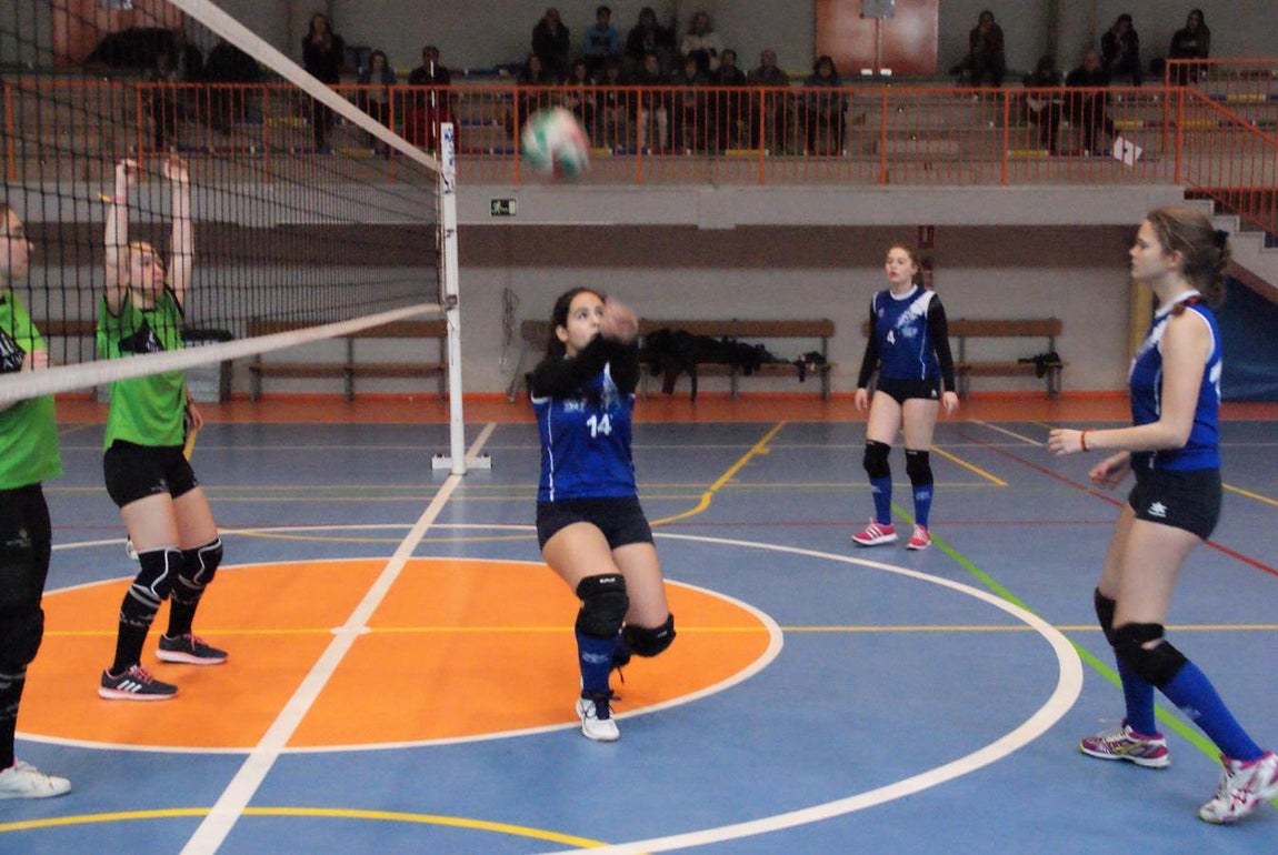 Las mejores imágenes del partido de voleibol juvenil femenino entre Santo Domingo Savio y Ntra. Sra. Consolación