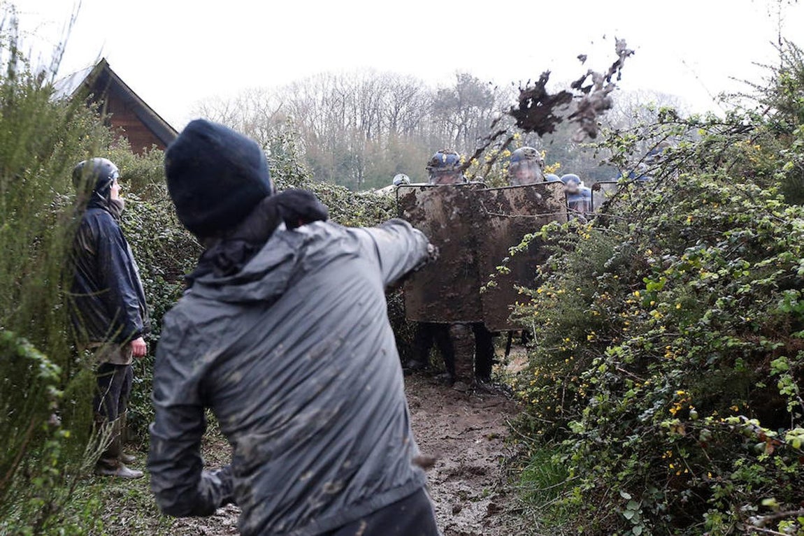 Los enfrentamientos entre Policía y manifestantes en Nantes, en imágenes. 